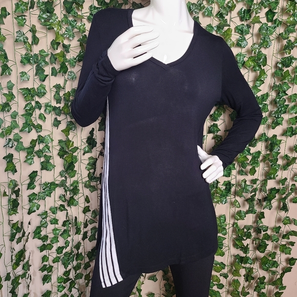 Tristan Women's Oversized Black White Stripes V-Neck Long Sleeves Top - Picture 1 of 13